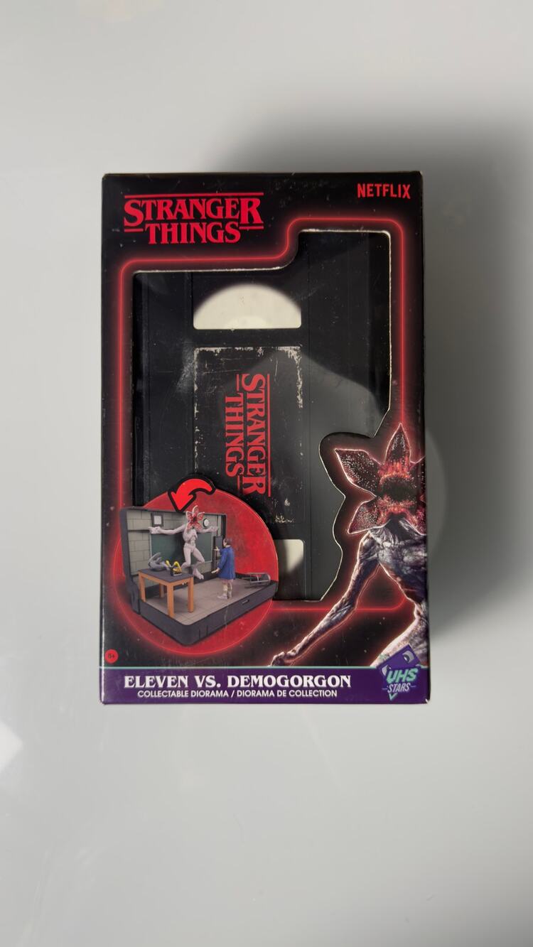 Stranger Things VHS Stars Eleven vs Demogorgon Diorama Playset Netflix